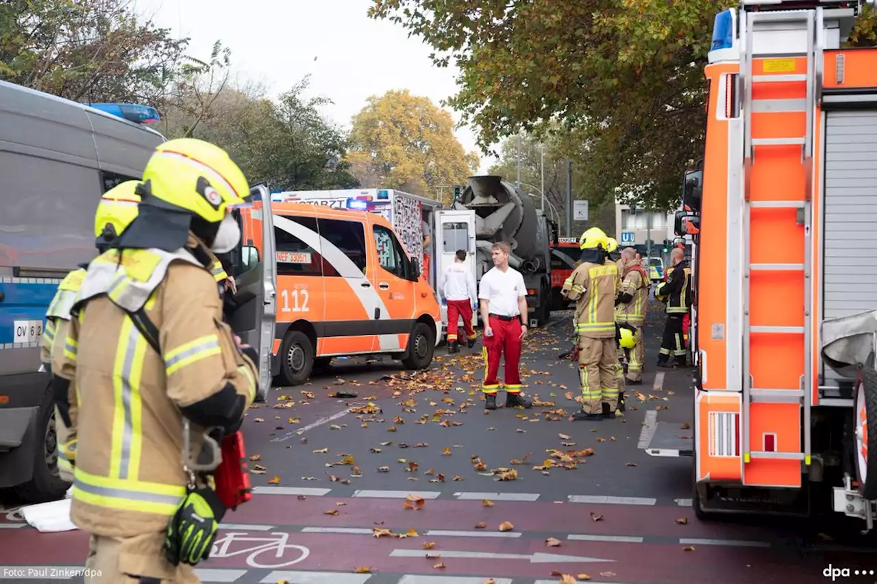 Radlerin von Lkw erfasst – Helfer wegen Aktivisten im Stau