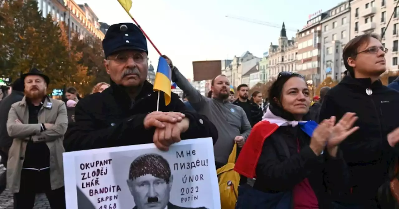 Thousands of Czechs rally in support of Ukraine