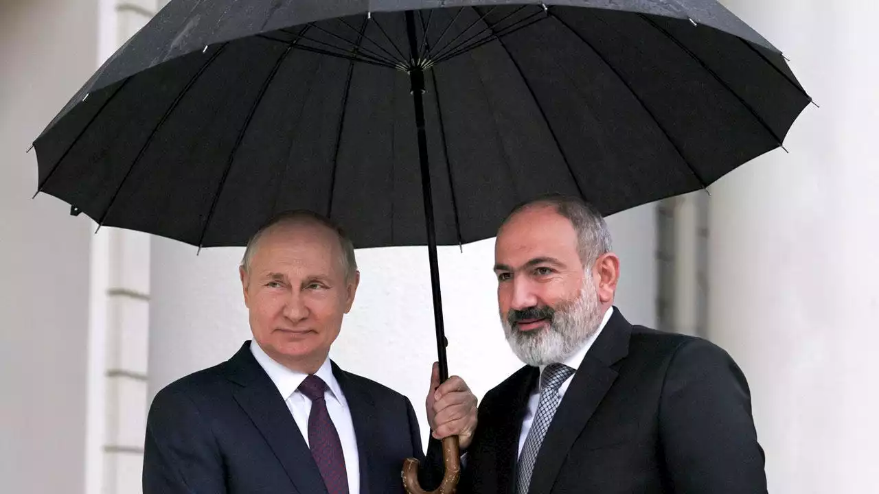 Putin hosts Armenian and Azerbaijani leaders in attempt to broker peace