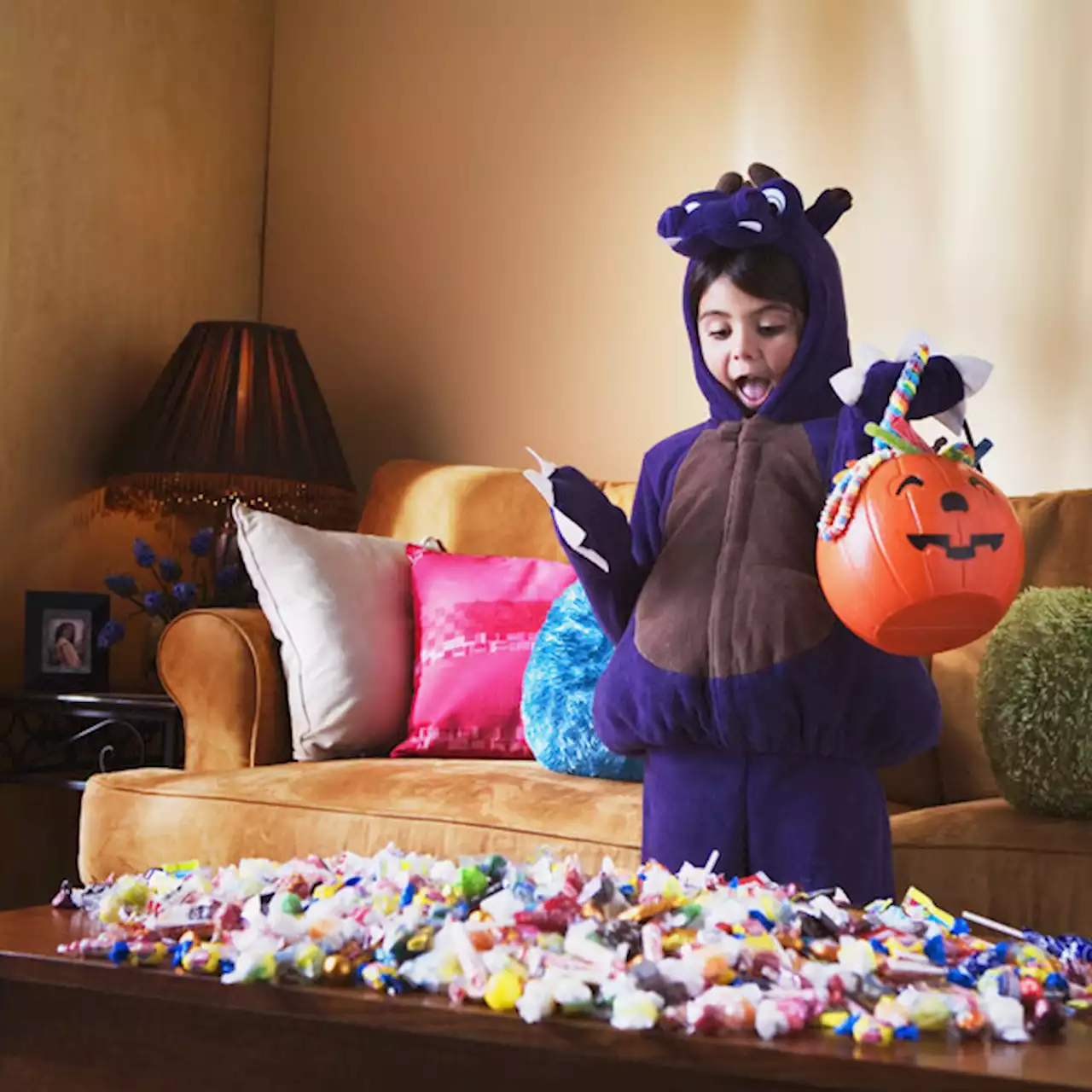 Americans to spend over 3 billion on candy this Halloween - KRLD News