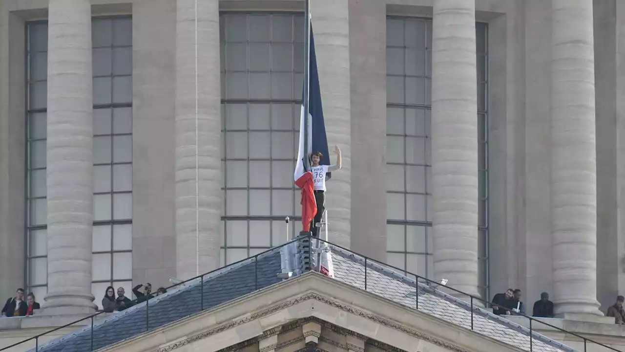 Paris : un activiste écologiste monte sur le Panthéon, met le drapeau français en berne et s’y attache