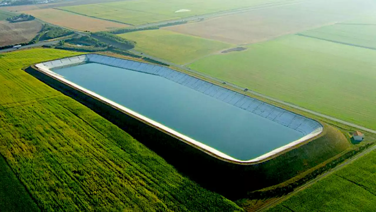 'Méga-bassines' : que sont ces énormes réservoirs d'eau et pourquoi sont-ils contestés ?