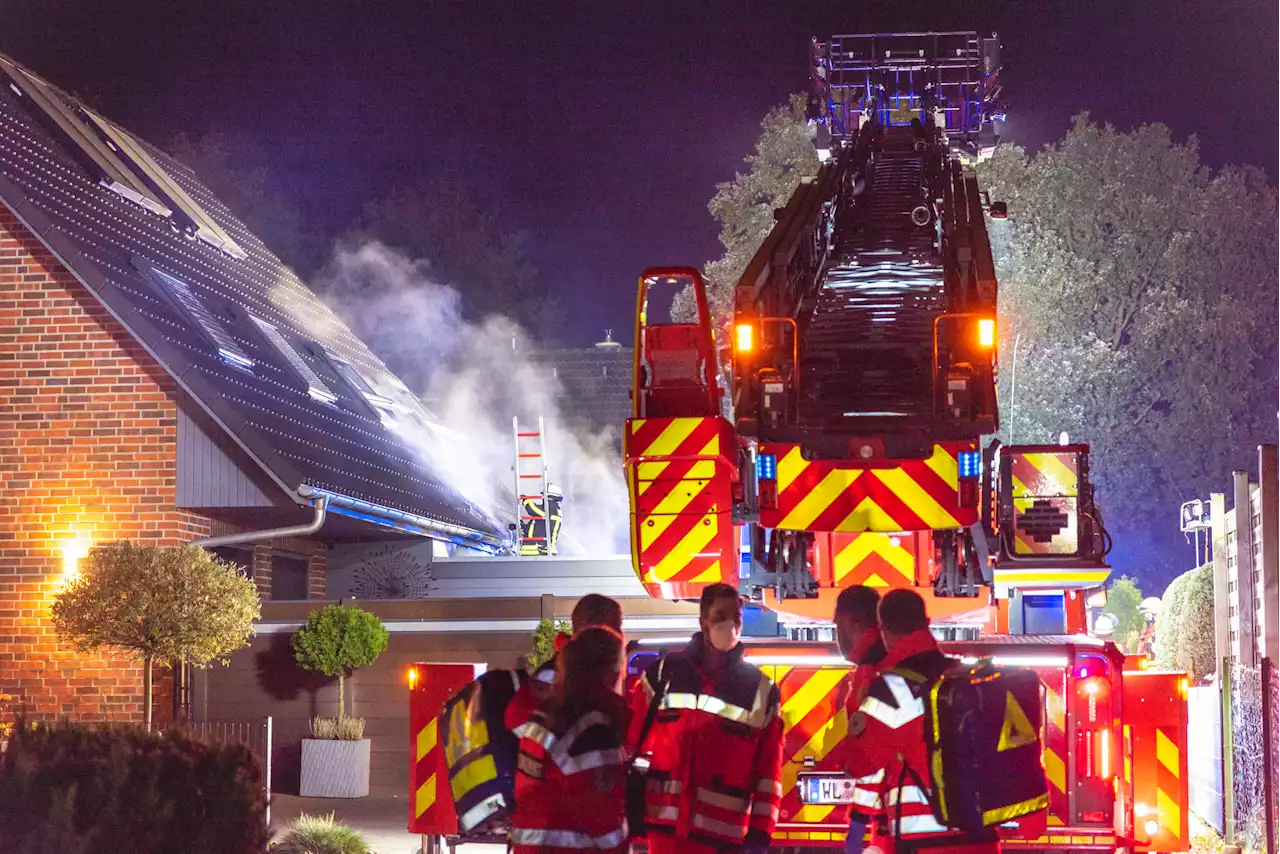 Terrassen-Brand breitet sich auf Dach aus – Familie in Gefahr