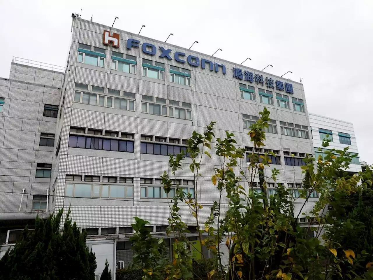 Fearing COVID, workers flee from Foxconn's vast Chinese iPhone plant