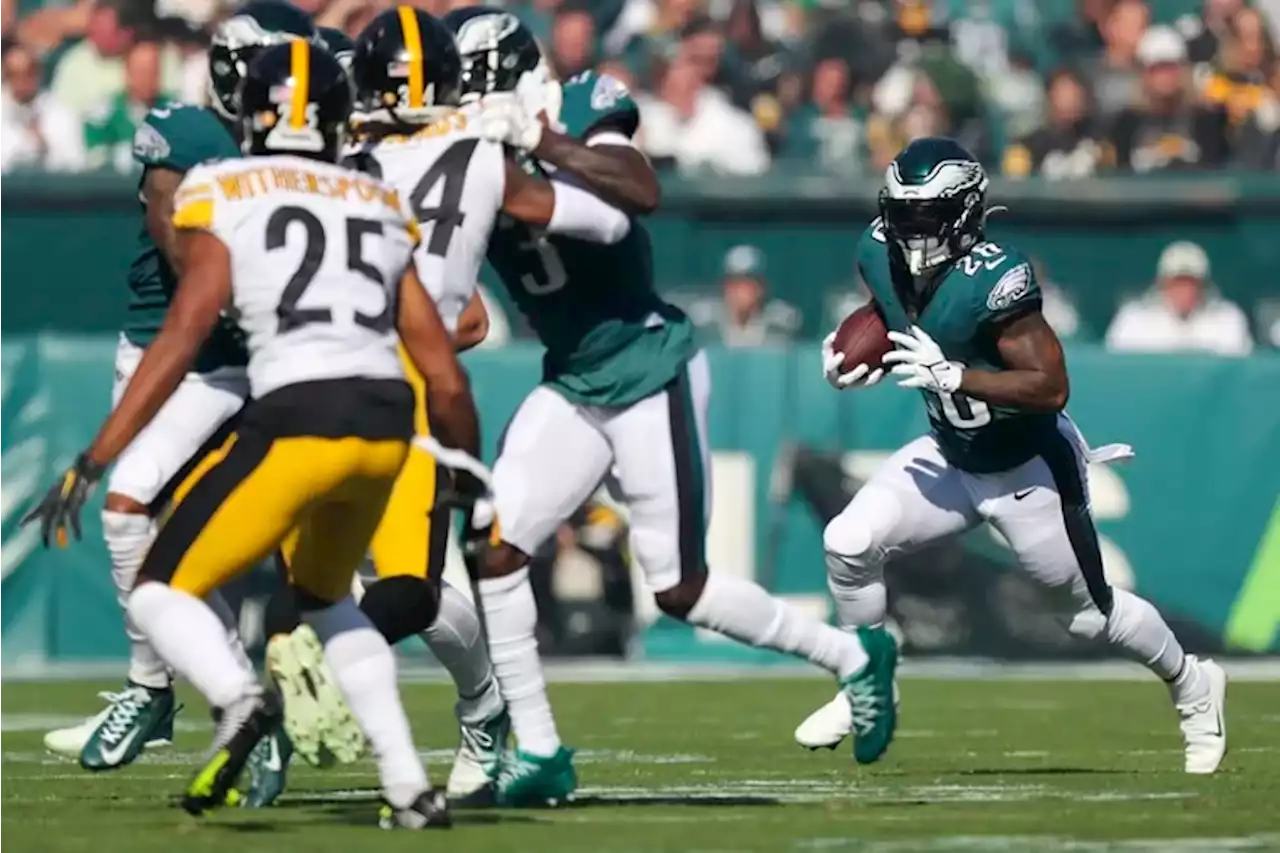 Eagles’ Miles Sanders puts the game out of reach for the Steelers with a TD run