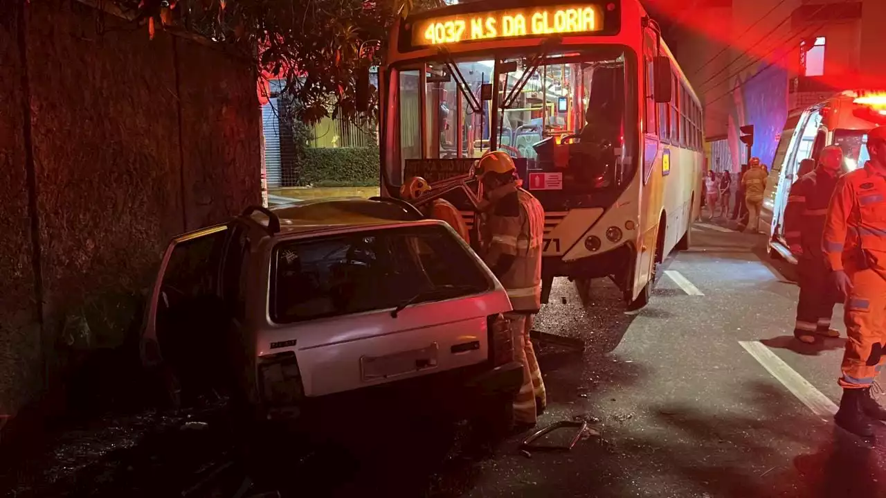 Acidente entre carro e ônibus deixa cinco feridos em BH