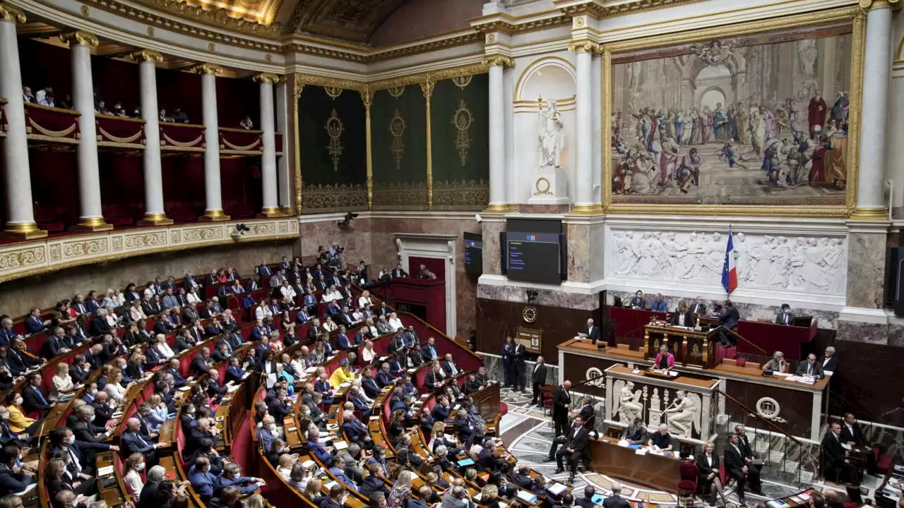 France: nouvelle motion de défiance rejetée, malgré les voix de l'extrême droite