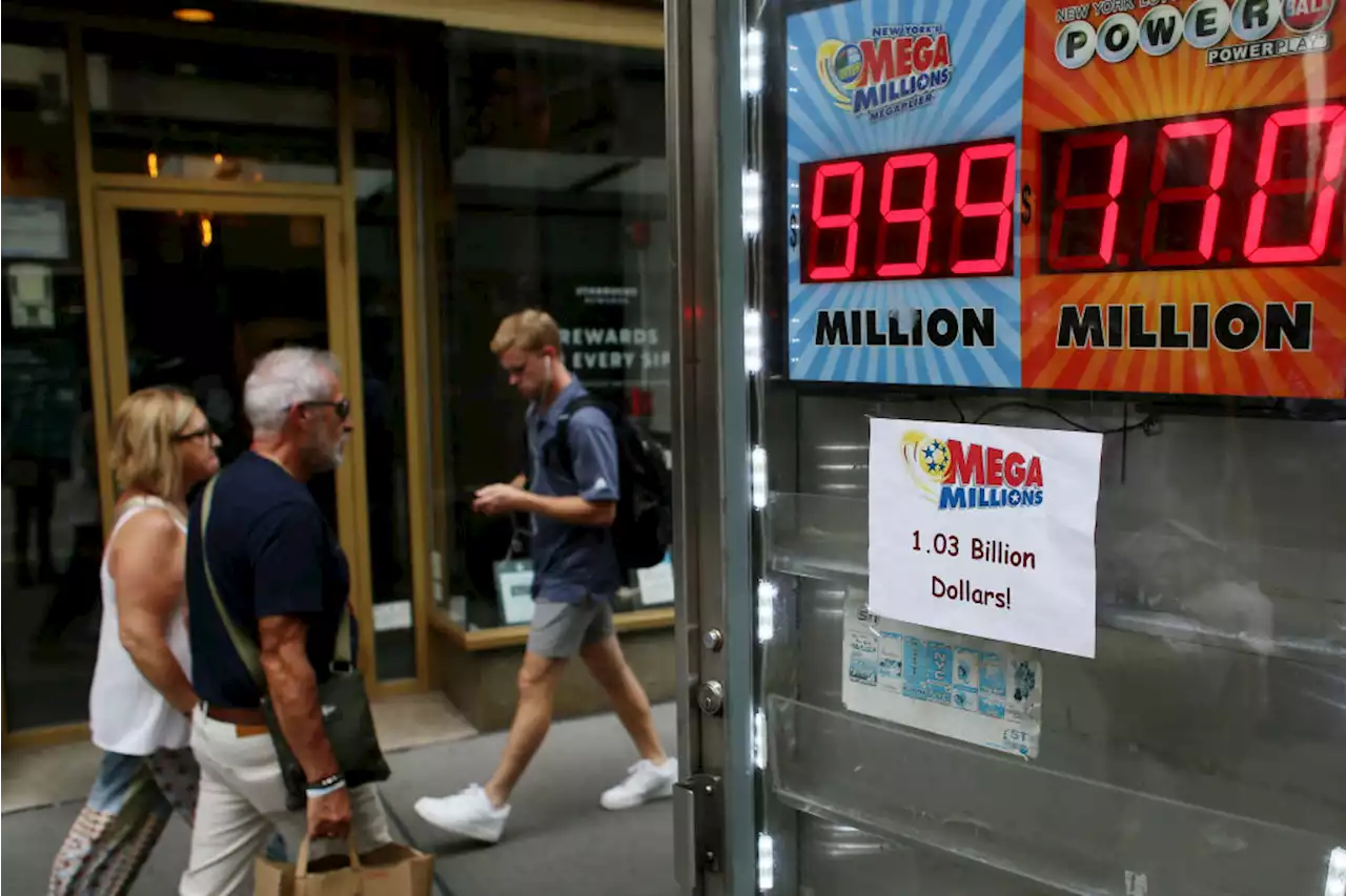 Powerball Grand Prize Climbs to $1B Without a Jackpot Winner