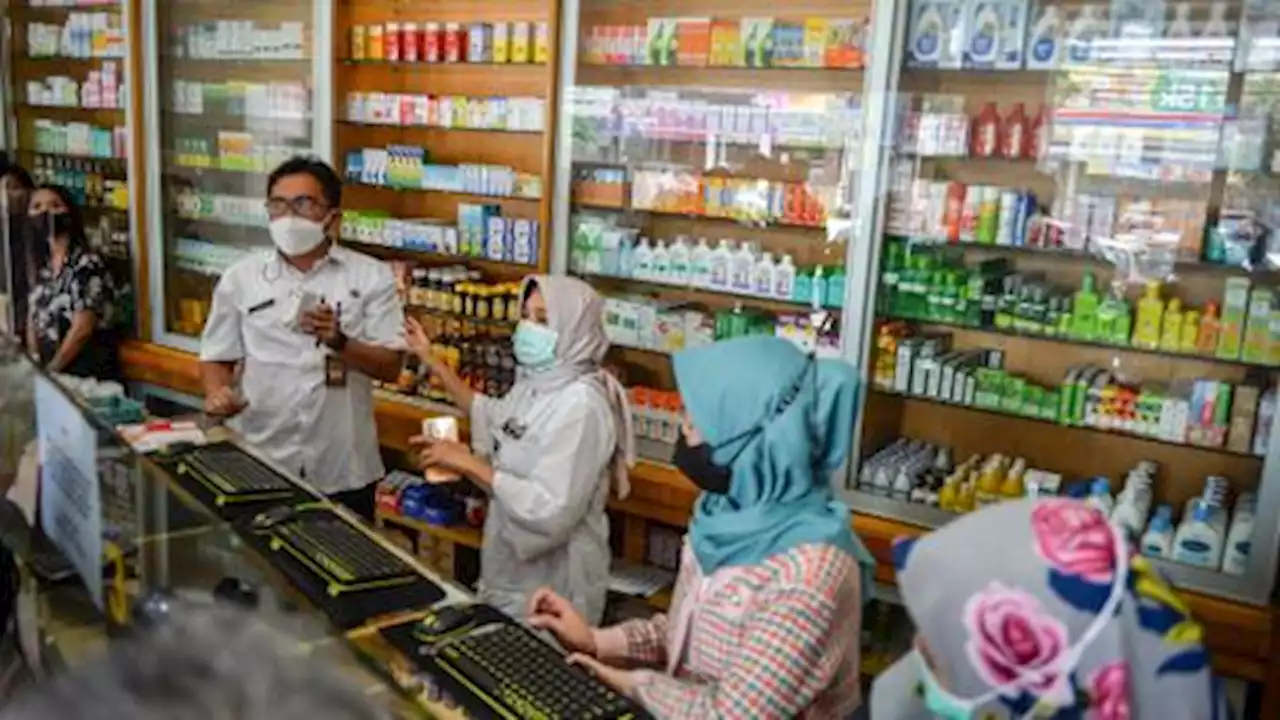 Indonesia revokes firms' fever syrup licences amid inquiry into 150 deaths