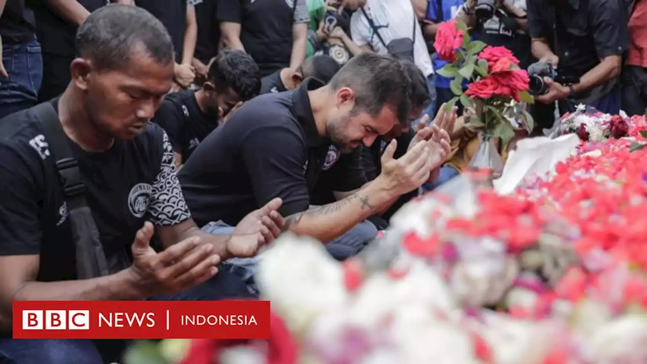 Tragedi Stadion Kanjuruhan: Kompolnas sebut 'terjadi pelanggaran instruksi' penembakan gas air mata - BBC News Indonesia