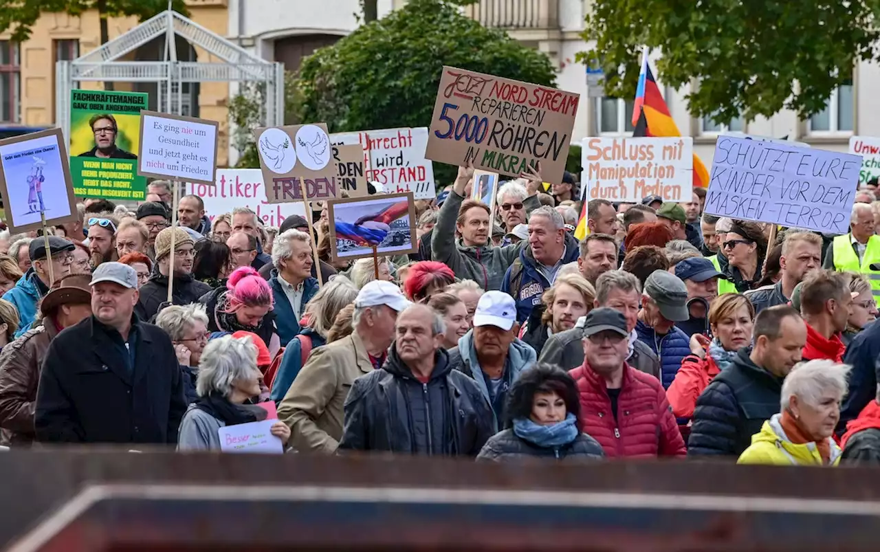 Tausende Menschen demonstrieren in ostdeutschen Städten