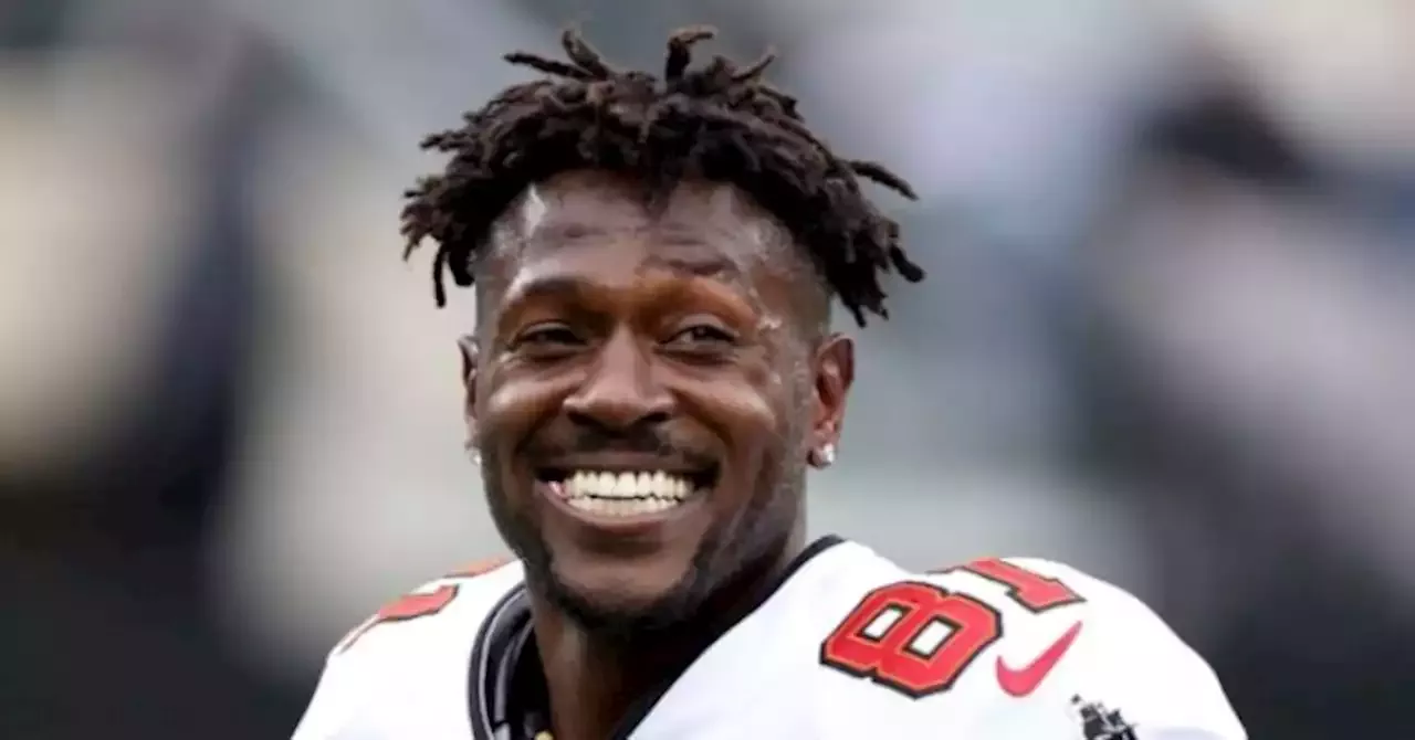 Antonio Brown stirs the pot with cryptic pic of him hugging Gisele