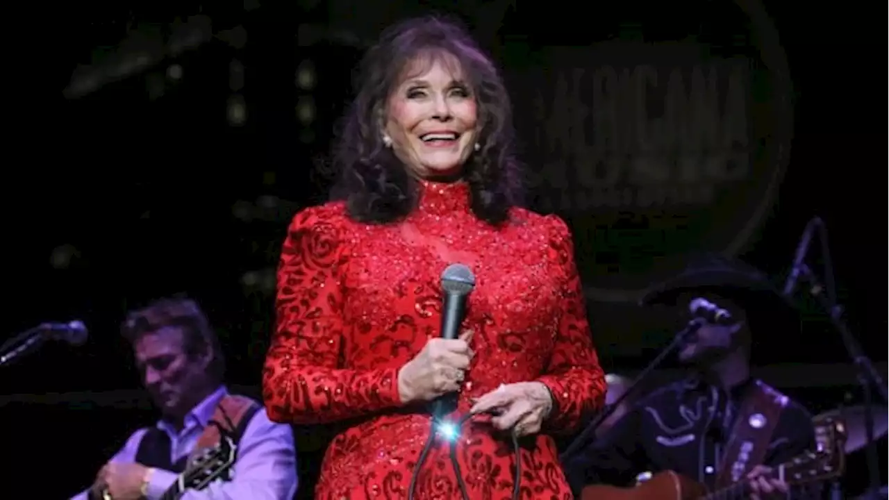 Loretta Lynn, Coal Miner's Daughter singer and country music icon, dead at 90 | CBC News