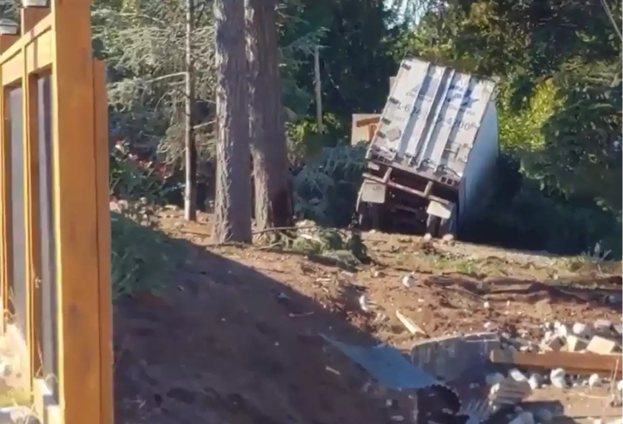 Semi truck crashes into house in Nanoose Bay, causing major backups on Island Highway