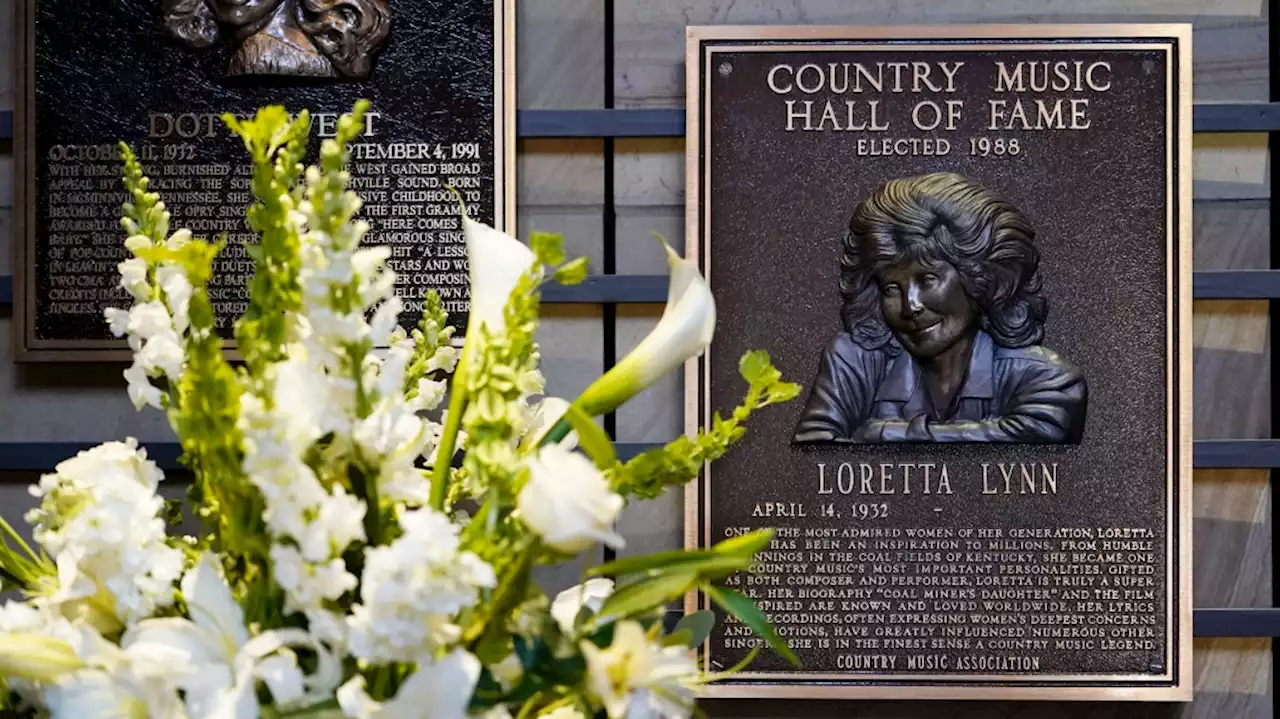 Dolly Parton, Martina McBride, and other celebrities react to death of country singer Loretta Lynn