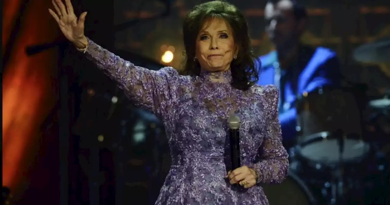 SEE IT: Dolly Parton, Reba McEntire, and country music world react to death of Loretta Lynn