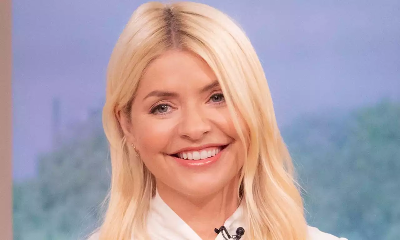 Holly Willoughby's £19.99 mini skirt & quick outfit change delights fans