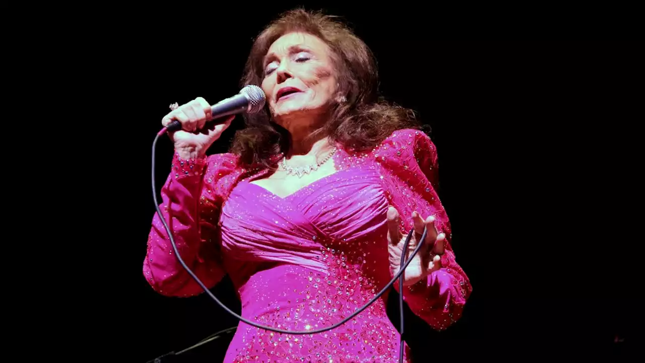 Loretta Lynn, 'Queen of Country Music,' Dies at 90