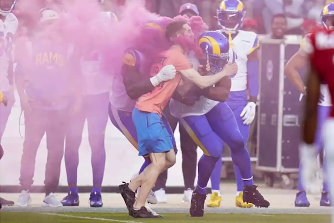 Rams LB Bobby Wagner flattens protester who gets on field