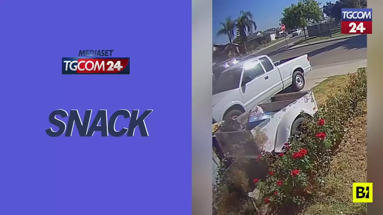 California, elicottero precipita nel giardino di una casa - Video Tgcom24