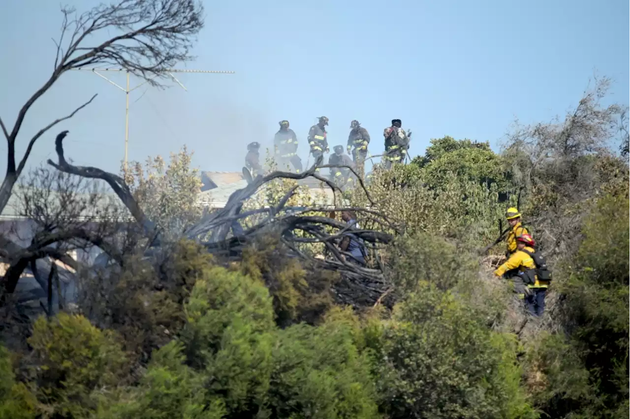 Midday fire alongside I-580 in East Oakland under investigation