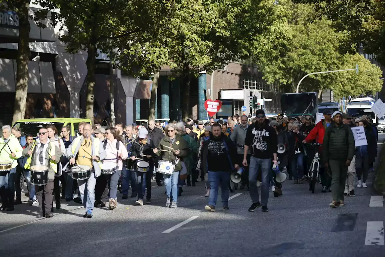 Corona-Gegner ziehen durch Hamburger City – Ärger mit Gegendemonstranten