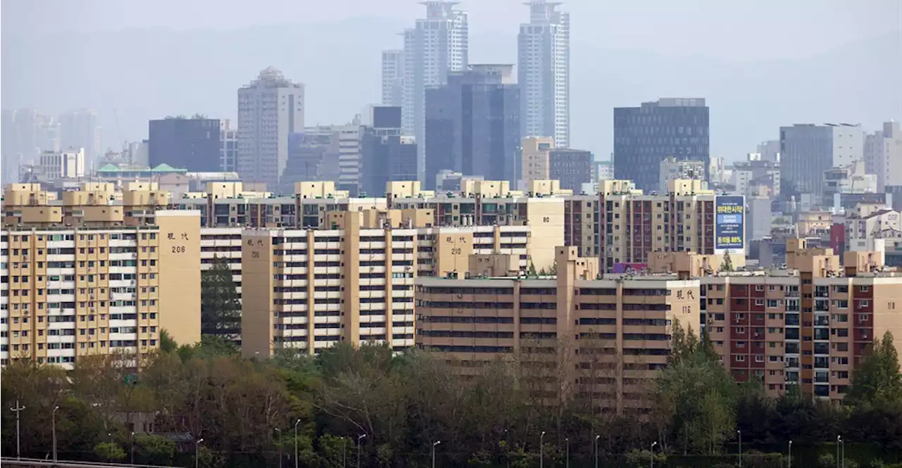 빨간바지 '그녀'가 몰고 온 열풍... 강남이 들썩였다