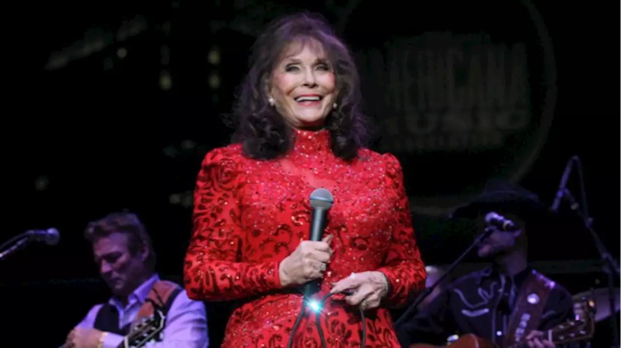 Country Music Queen Loretta Lynn Dead at 90