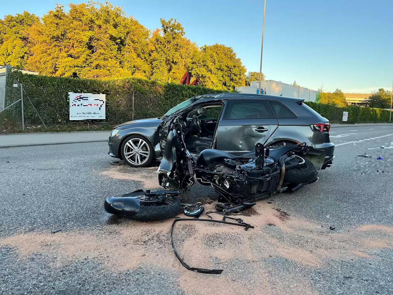 Unterengstringen ZH: Kollision zwischen PW und Motorrad – zwei Personen verletzt