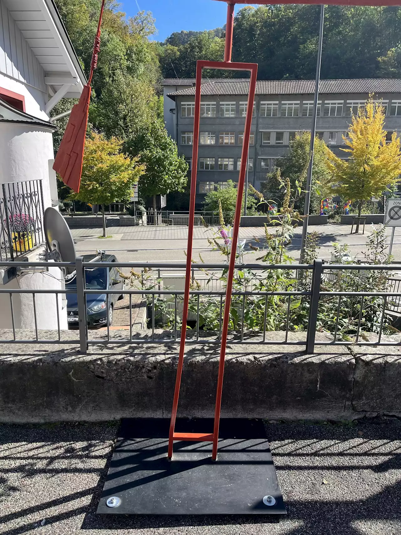 Zeugenaufruf in Waldenburg BL: Skulptur durch unbekanntes Fahrzeug beschädigt