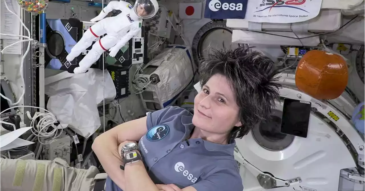 Space station's Italian commander, with lookalike Barbie, tells girls about science in orbit