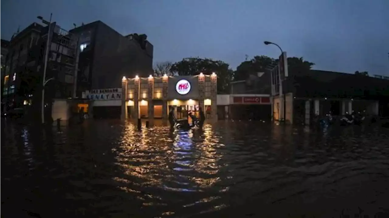 4 Mobil Tangki Dikerahkan Untuk Sedot Banjir di Jalan Raya Kemang Malam Ini