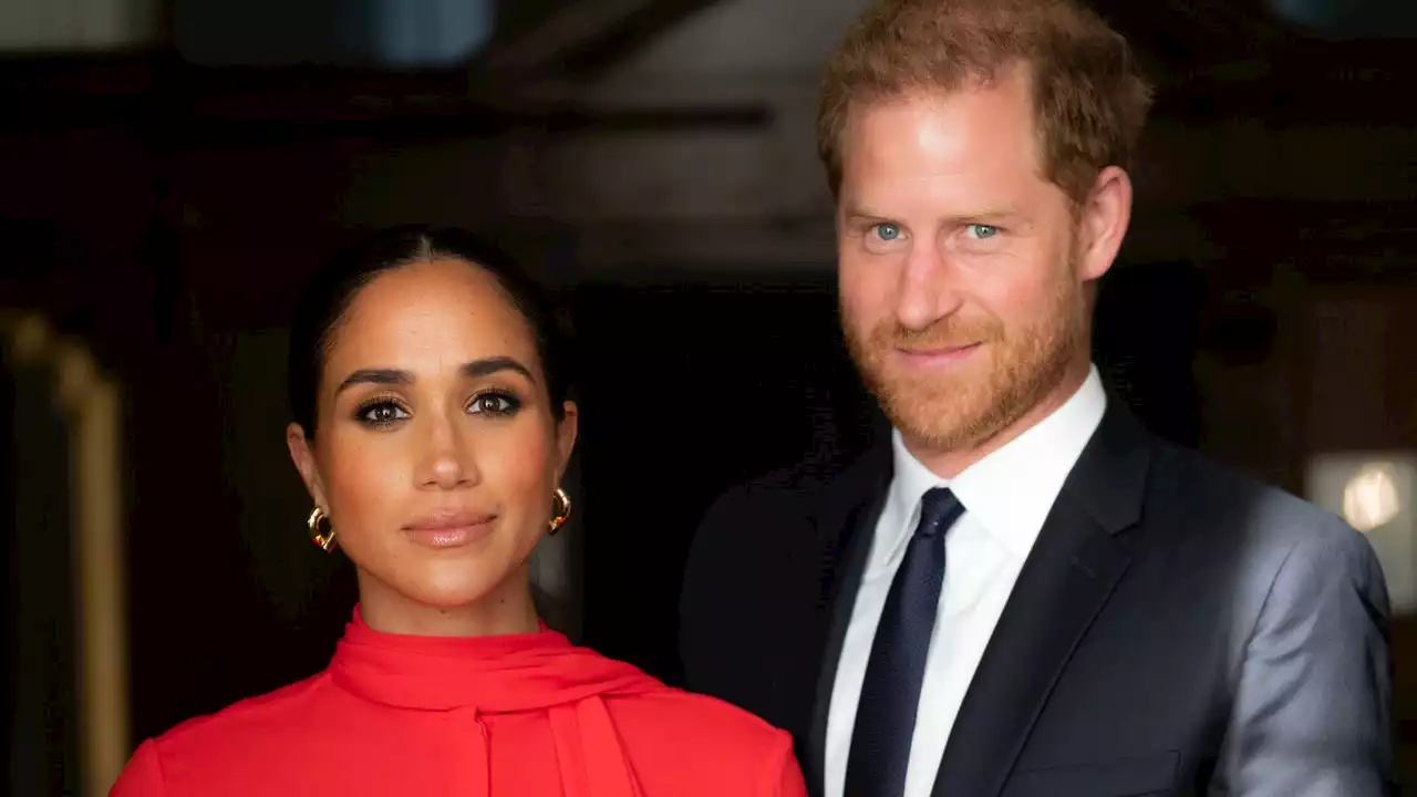 Il principe Harry e Meghan Markle si tengono (ancora) per mano in due ritratti inediti