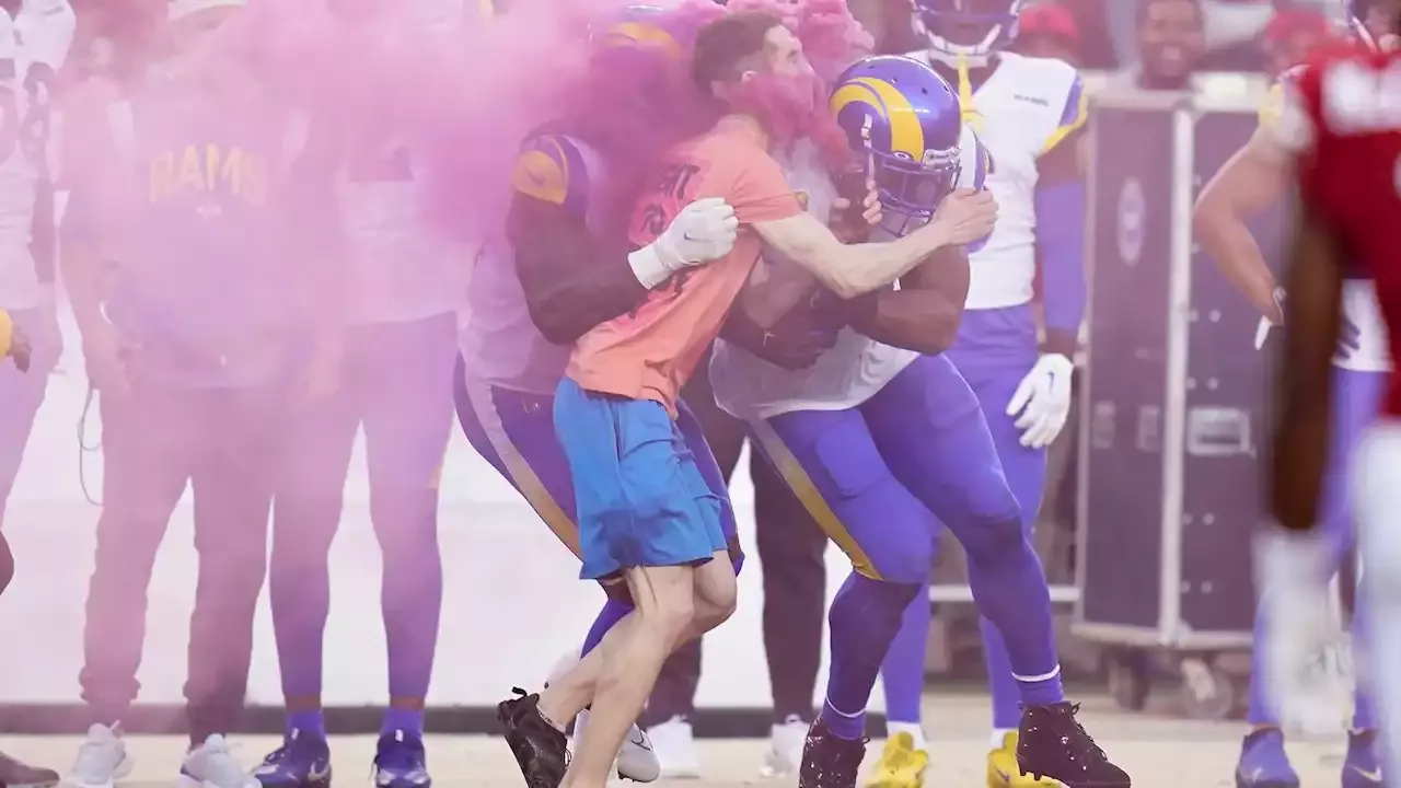 Bobby Wagner trucks protestor carrying pink flare during Rams-49ers game