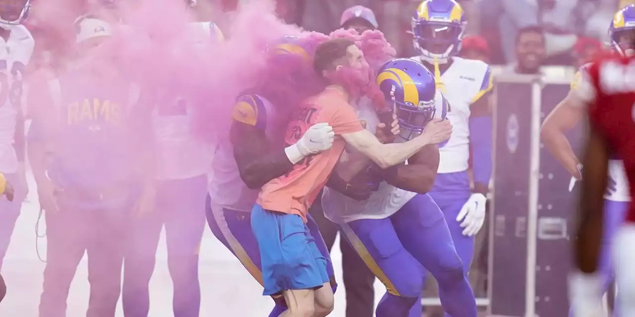 Rams LB Bobby Wagner flattens protester who gets on field