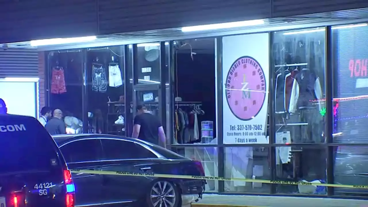 At least 2 suspects wanted in deadly triple shooting inside clothing store on Southwest Freeway: HPD