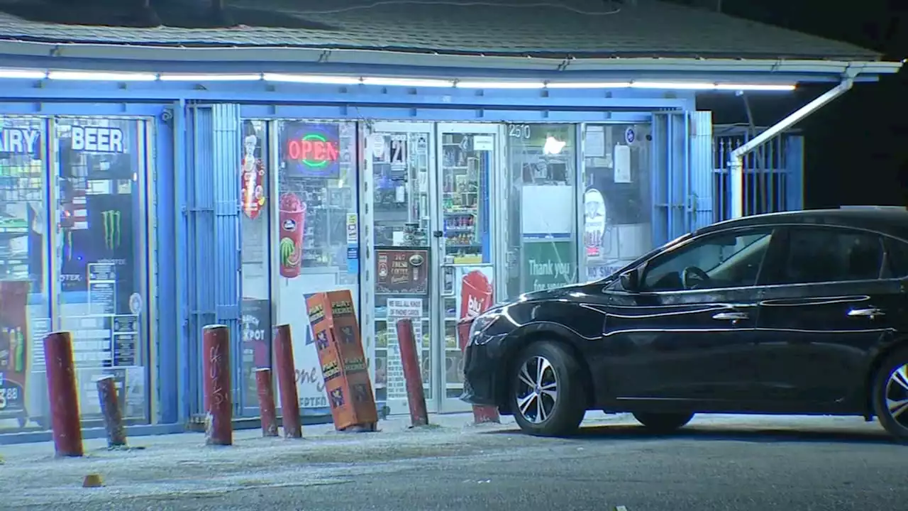 Man shot and killed after fight with suspects outside NE Houston convenience store