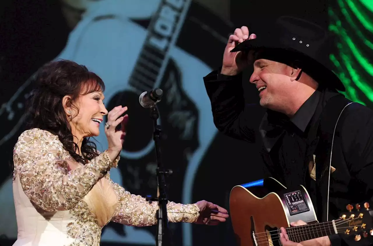 Garth Brooks Remembers Loretta Lynn: ‘I Just Loved Her and She Had Me Convinced That She Loved Me Right Back’ (Exclusive)