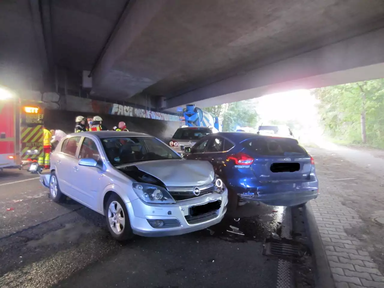 Verkehrsunfall mit mehreren Fahrzeugen - 3 verletzte Personen