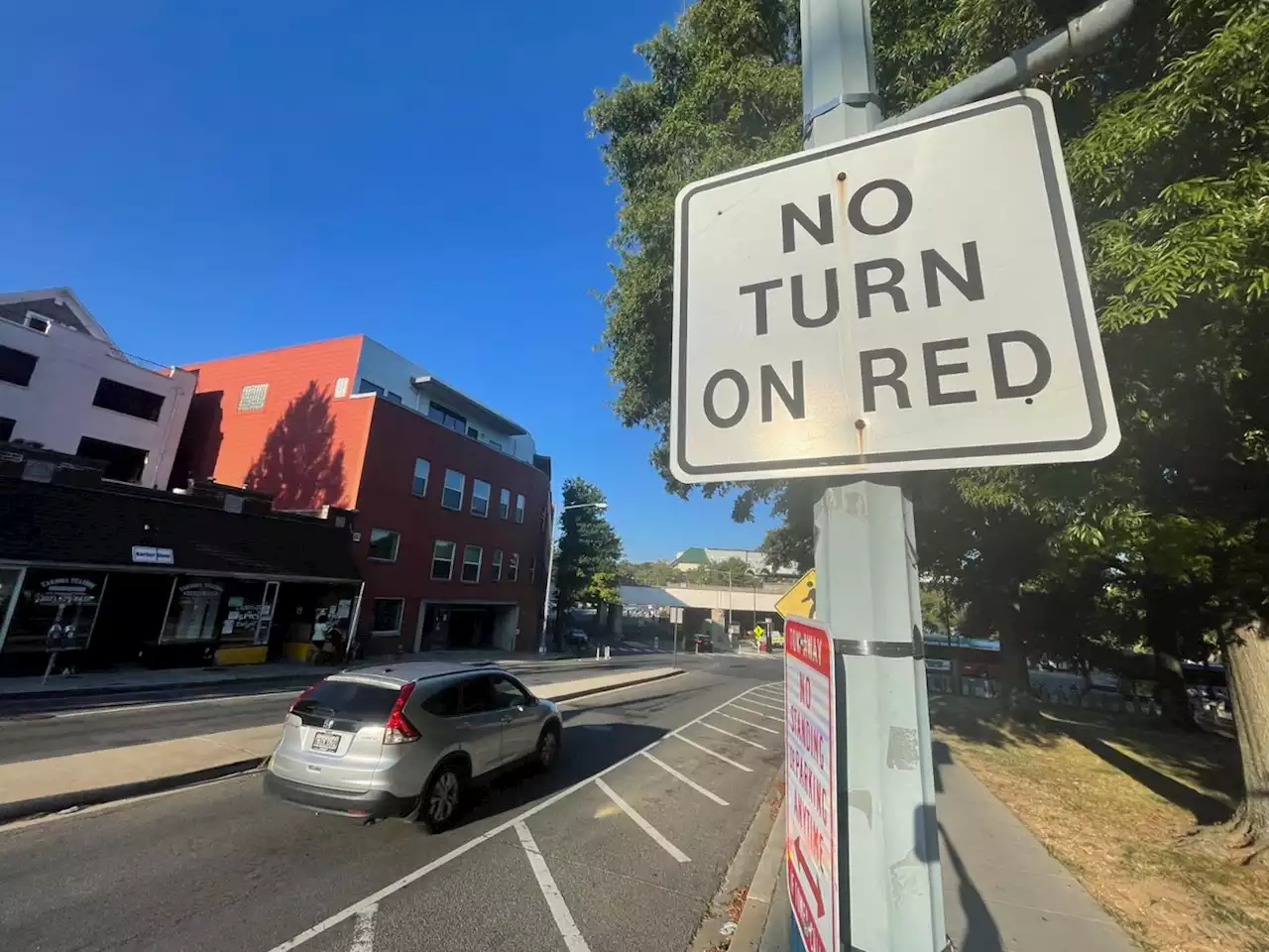 D.C. Passes Bill To Ban Right Turns At Red Lights, Implement 'Idaho Stop' For Cyclists