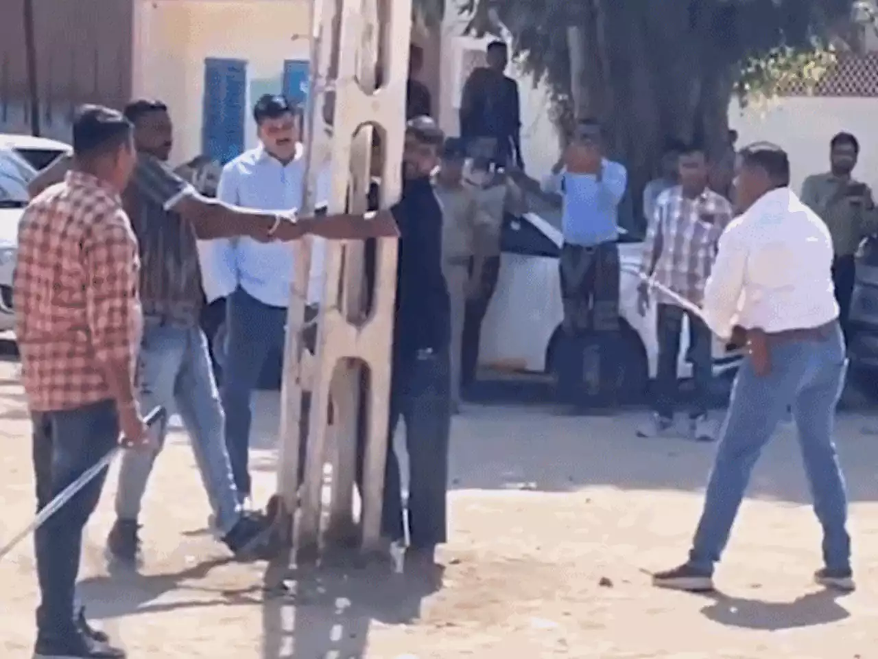 بھارتی پولیس اہلکاروں کا مسلمان نوجوانوں کو کھمبے سے باندھ کر بدترین تشدد، ویڈیو وائرل - ایکسپریس اردو