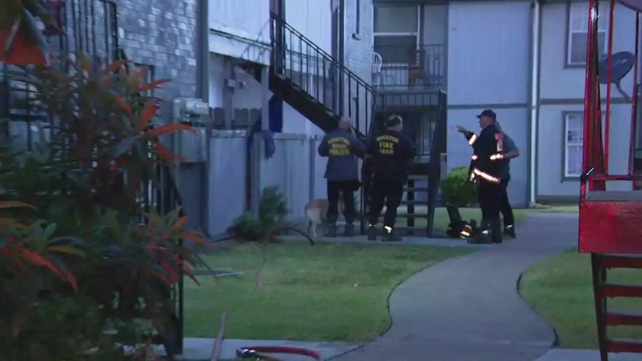 Man hospitalized after fire in southwest Houston apartment