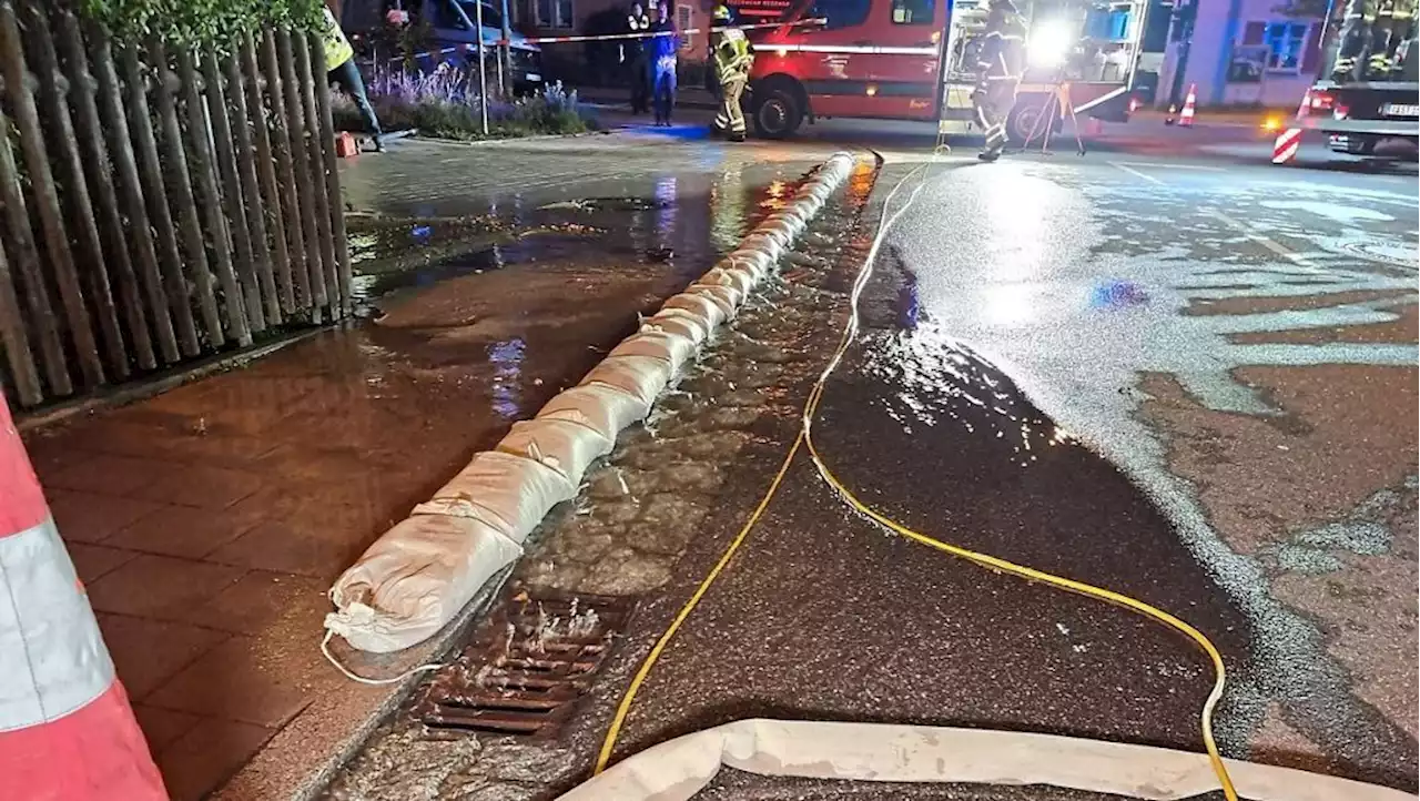 Keller unter Wasser, Straße überflutet: Wasserrohrbruch in Regensburg-Schwabelweis - idowa