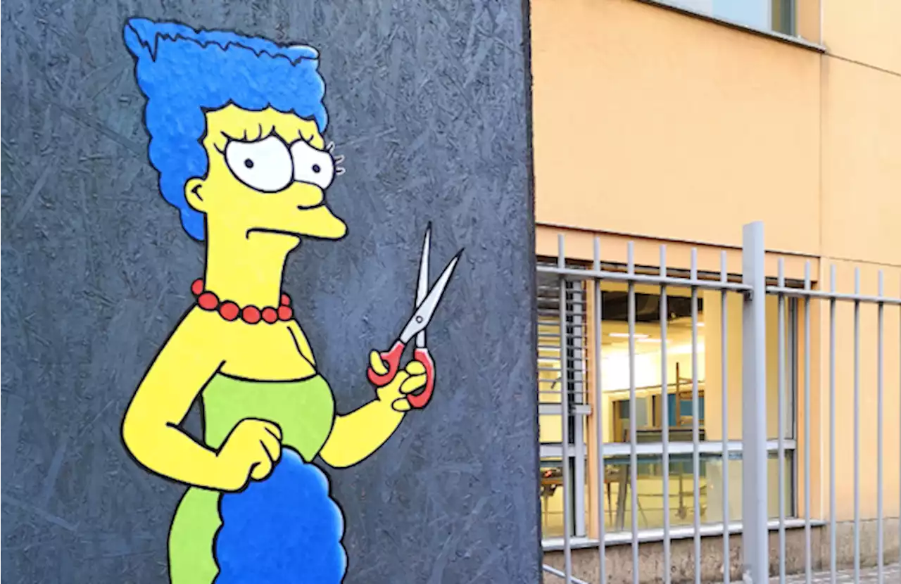 Marge Simpson si taglia i capelli davanti al consolato dell’Iran a Milano - iO Donna