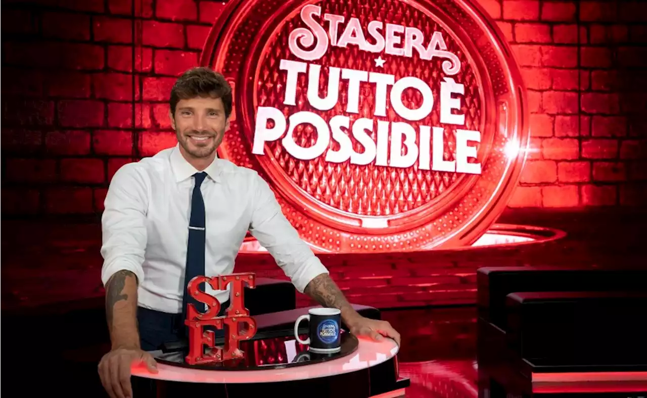 Stasera tutto è possibile, De Martino festeggia 33 anni in tv | iO Donna