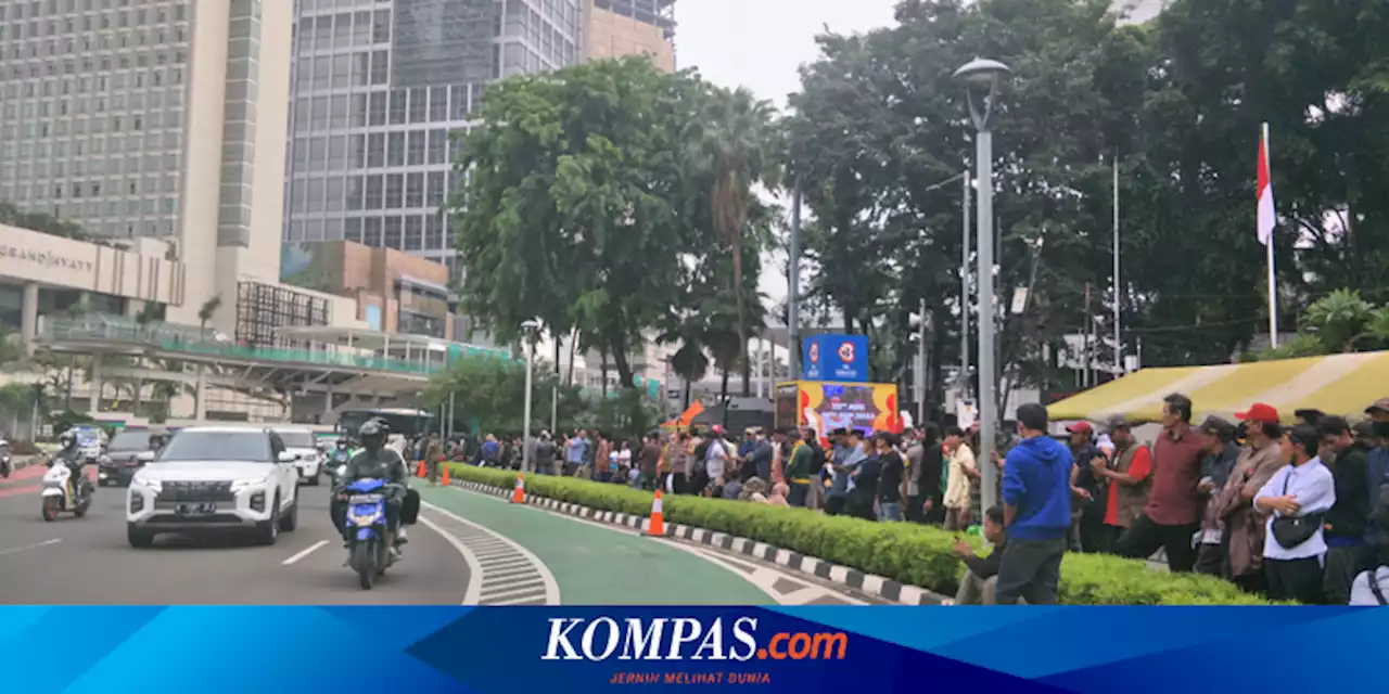 Warga Padati Kawasan Bundaran HI, Hendak Nonton Parade Kendaraan Tempur Milik TNI