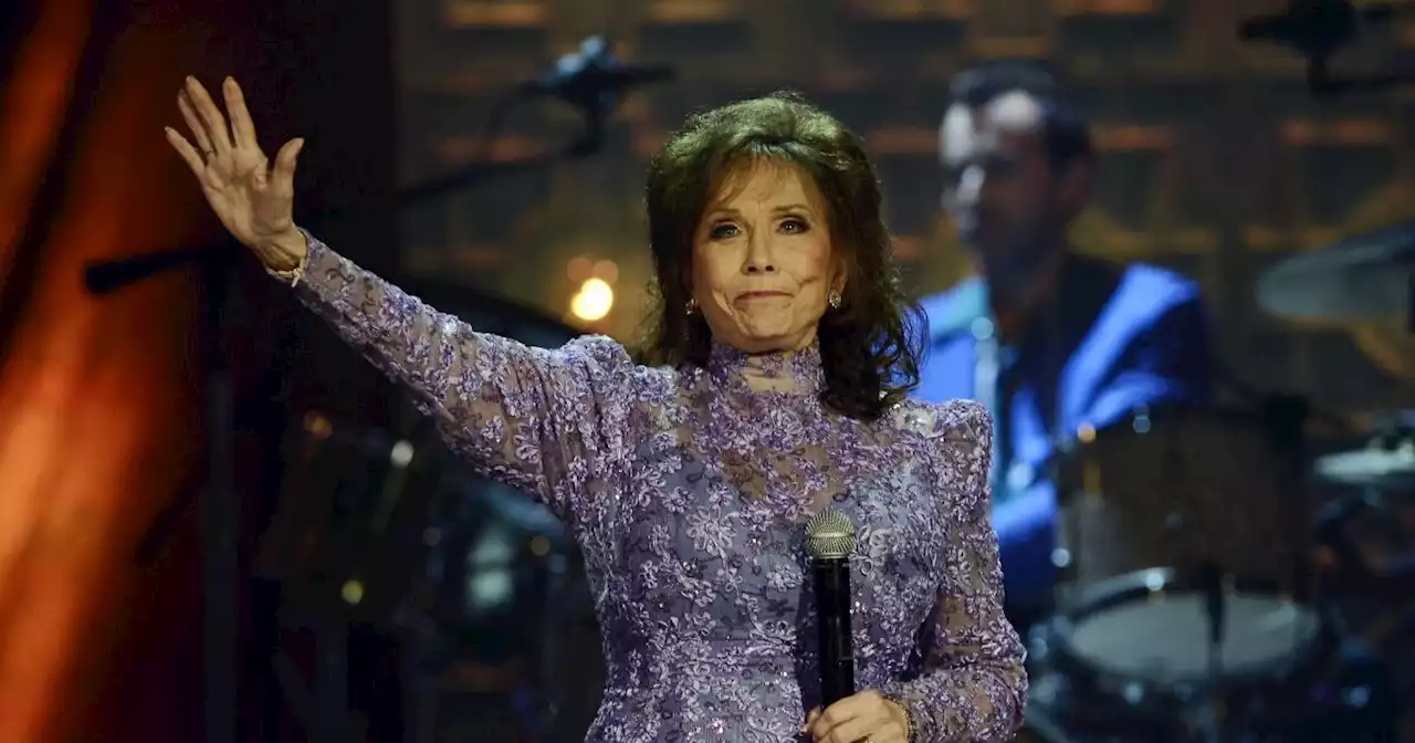 Country artists and Sissy Spacek honor Loretta Lynn, who 'paved the way for so many'