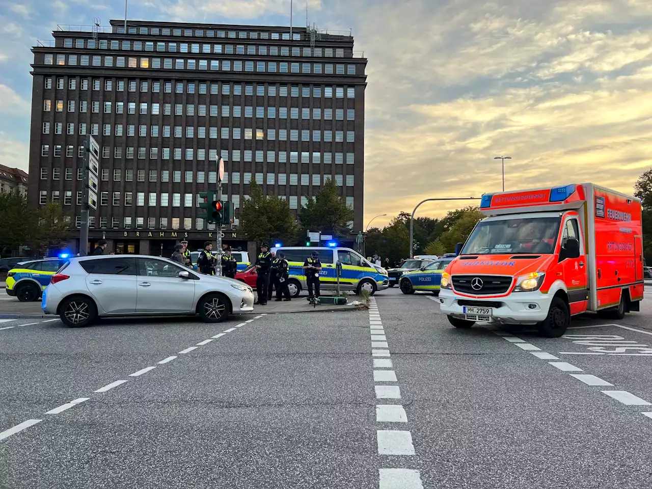 E-Roller kracht in Auto: Scooter-Fahrerin im Krankenhaus