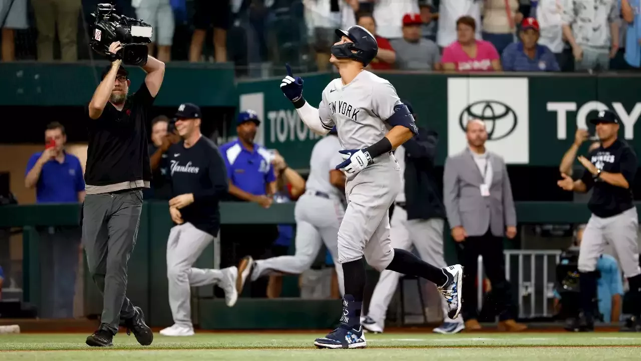 WATCH: Empire State Building Sparkles, Lights Up In Yankees Colors For ...