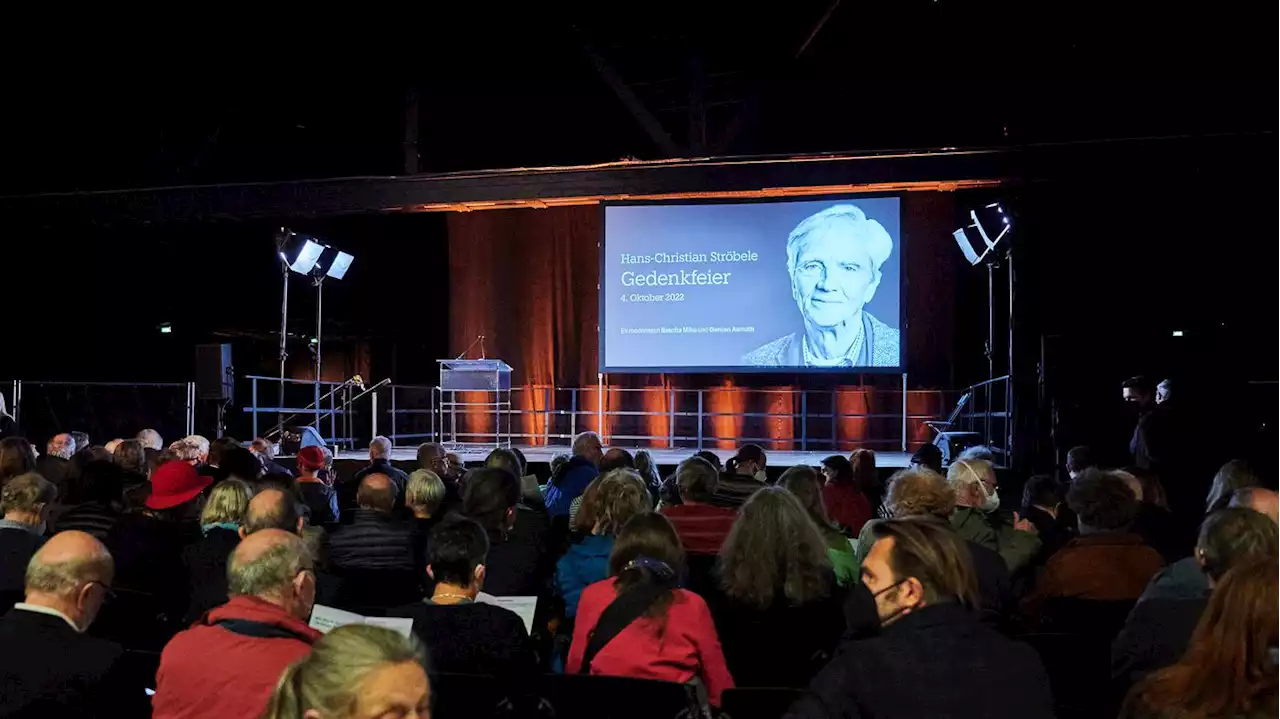 „Der Leitstern, wenn es dunkel wird“: Mehr als Tausend gedenken Hans-Christian Ströbele in der Arena Berlin